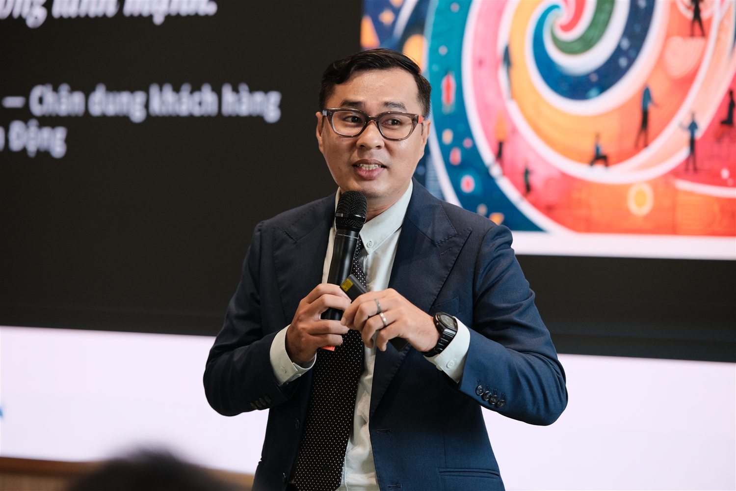 Coach Lê Hoàng Lâm đang diễn thuyết